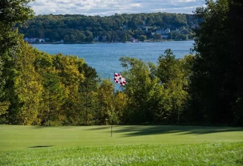 ホテル Village Green Lodge