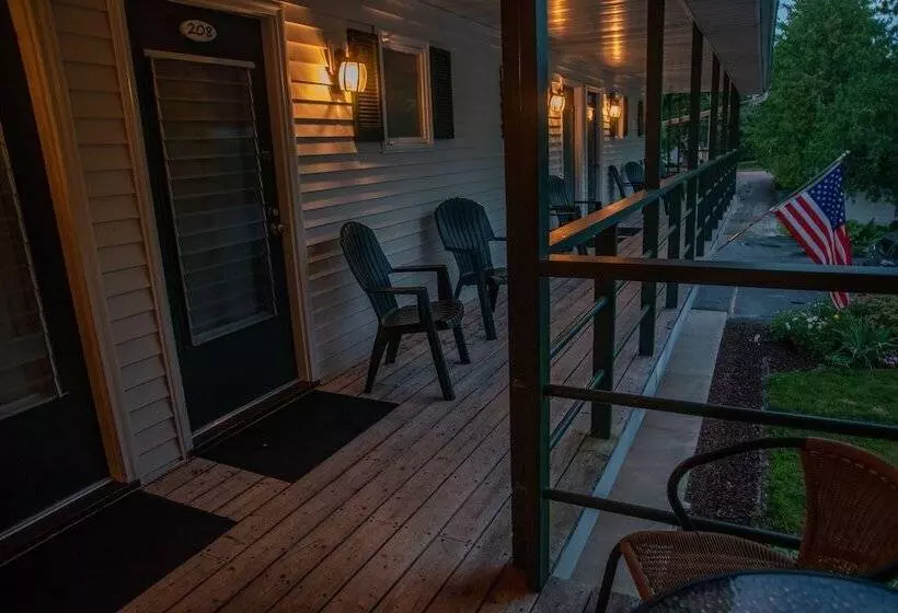 ホテル Village Green Lodge