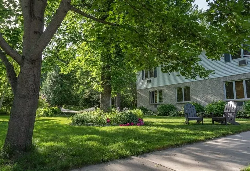 ホテル Village Green Lodge