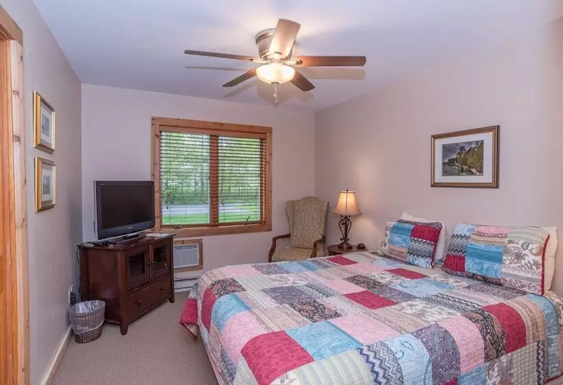 ホテル Village Green Lodge