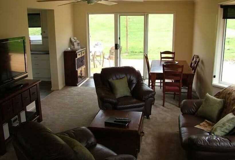 Berner B&b, Halls On Falls Homestead