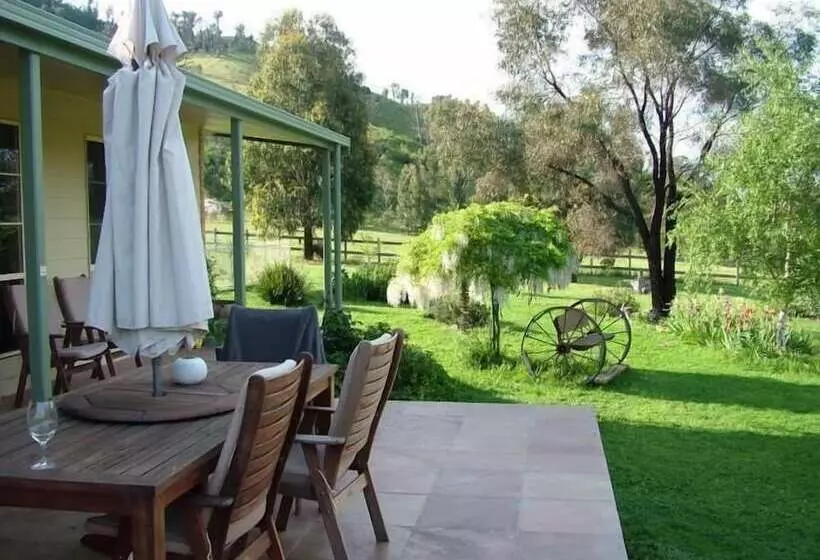 Berner B&b, Halls On Falls Homestead