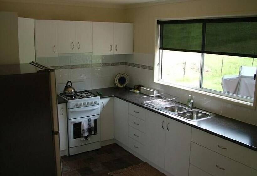 Berner B&b, Halls On Falls Homestead