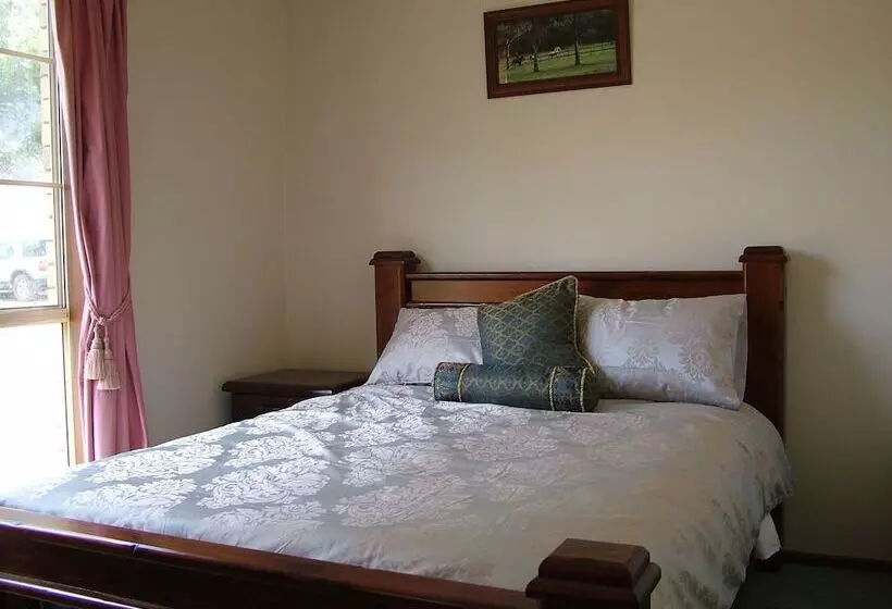 Berner B&b, Halls On Falls Homestead