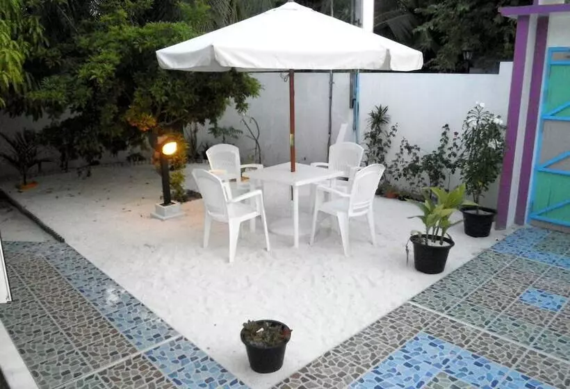 پانسیون Azoush Tourist Guesthouse