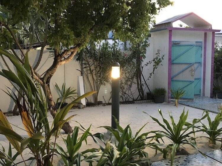 پانسیون Azoush Tourist Guesthouse