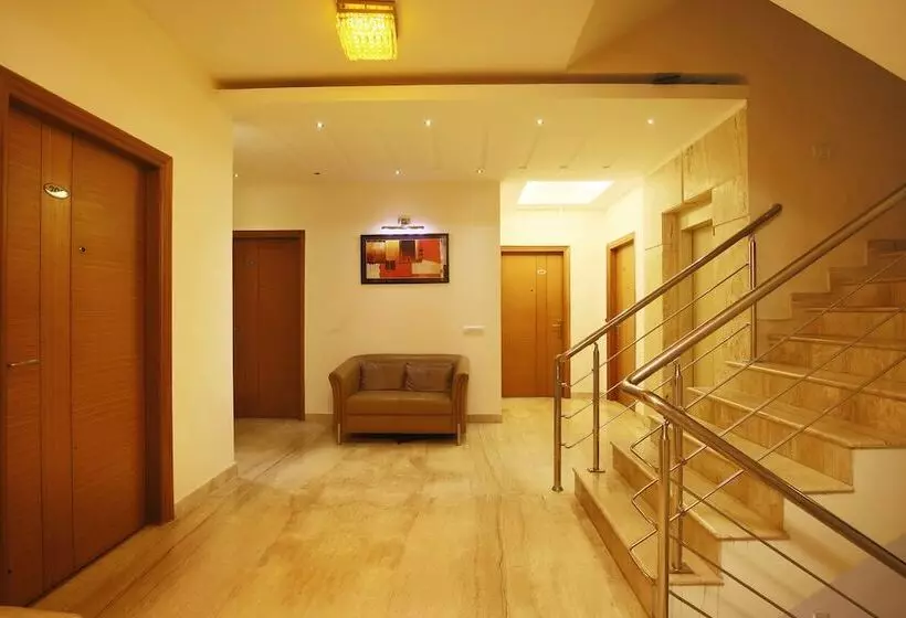 Fabhotel Grd Dlf Square