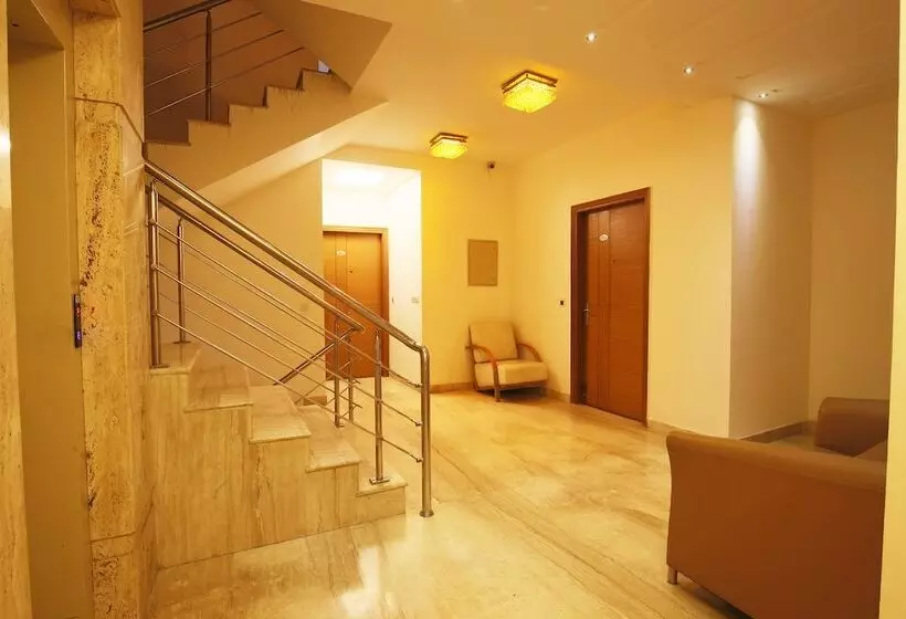 Fabhotel Grd Dlf Square