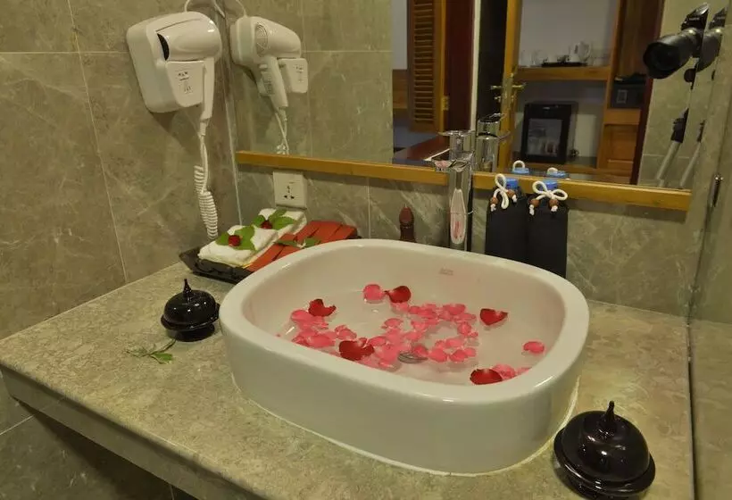 هتل Ananta Inlay Resort