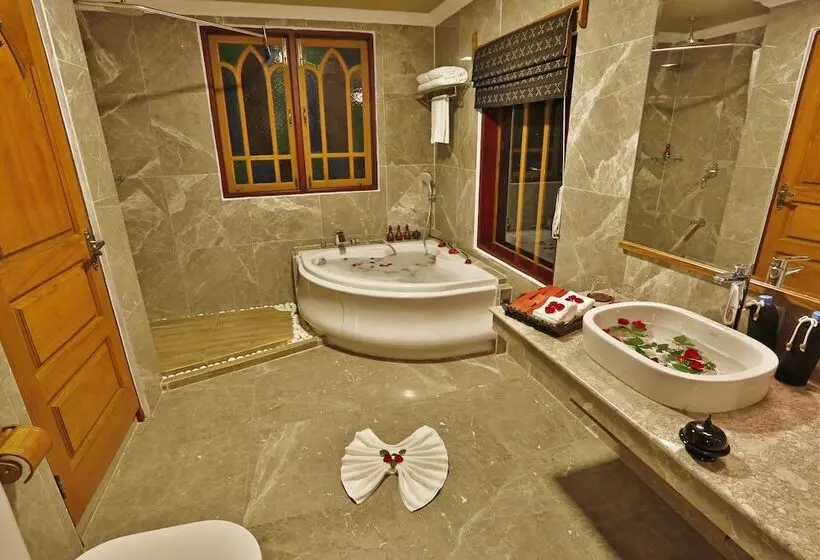 هتل Ananta Inlay Resort