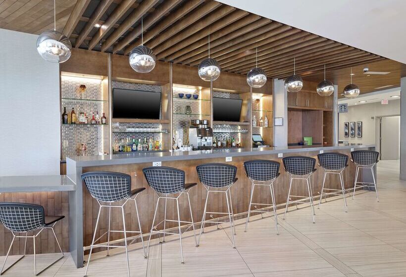 فندق Doubletree By Hilton Edmonton Downtown