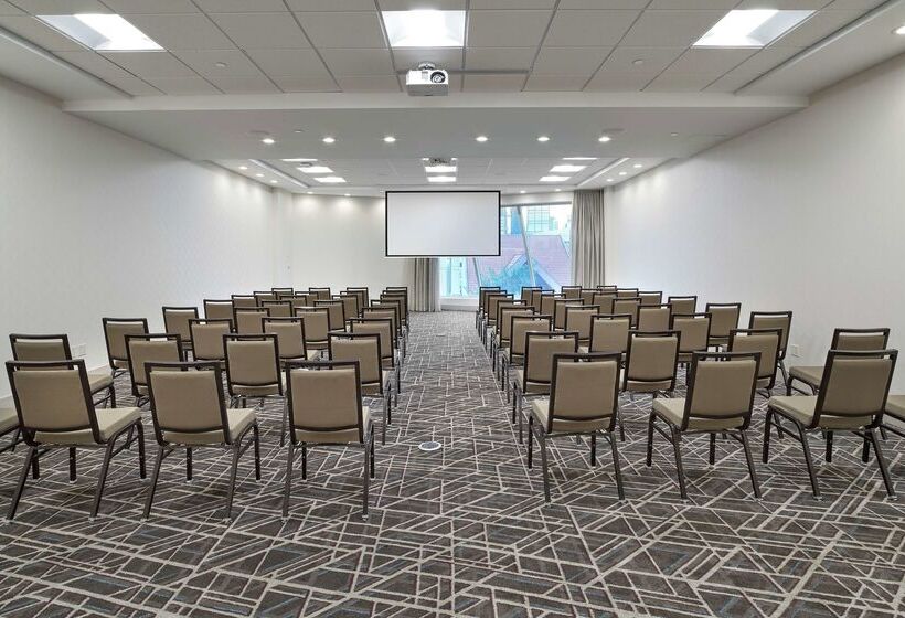 فندق Doubletree By Hilton Edmonton Downtown