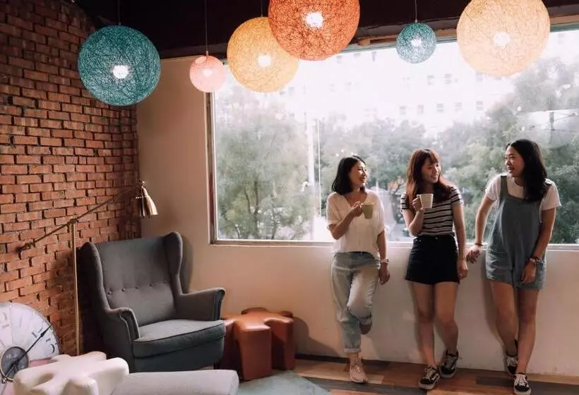 هاستل Uno Backpackers Inn