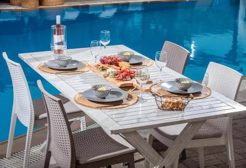 Everest Apartments And Suites