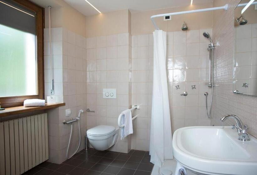 ホテル Albergo Ristorante Bucaneve