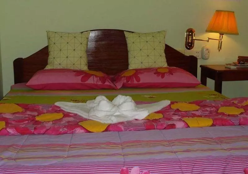 هتل Greenpark Village Guesthouse