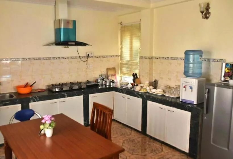 پانسیون Shakya House