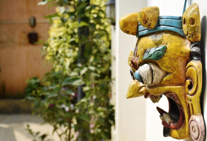 پانسیون Shakya House