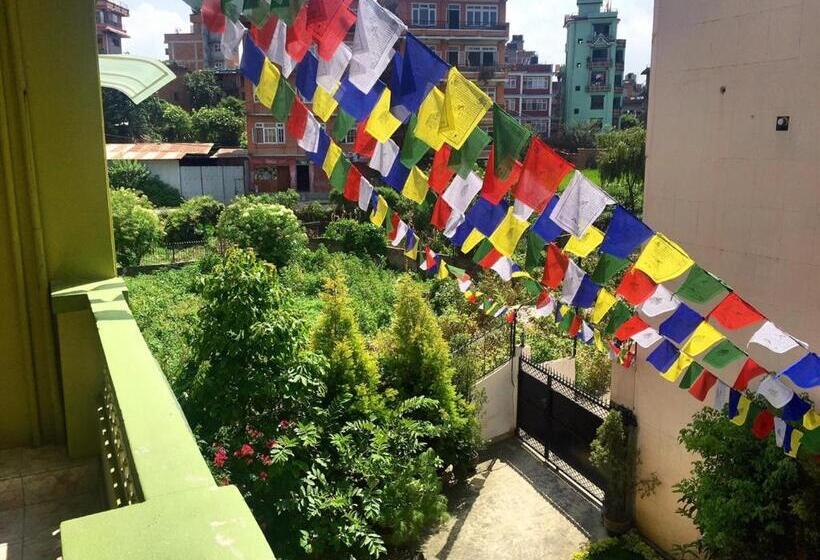 پانسیون Shakya House