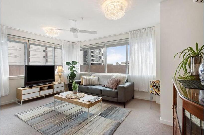 Link Portside Wharf Apartment