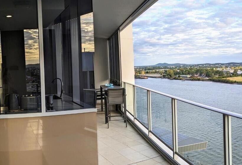 Link Portside Wharf Apartment