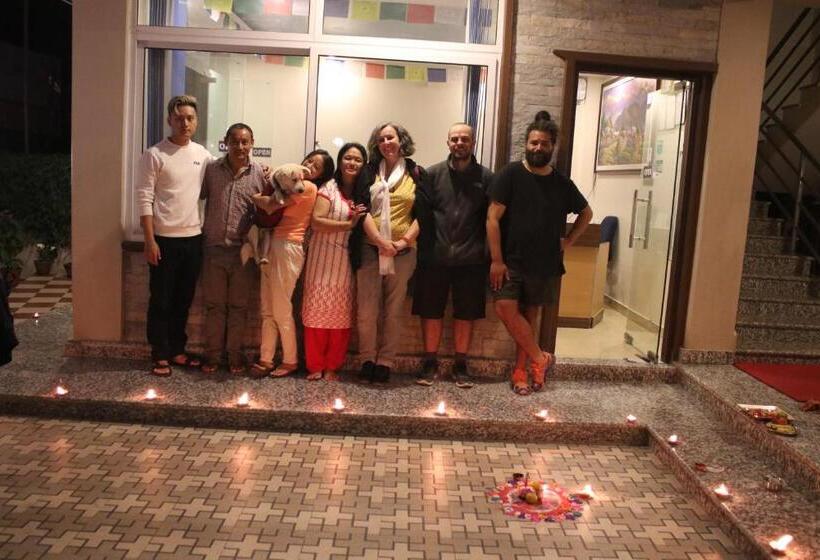 هتل Pokhara Tourist Home