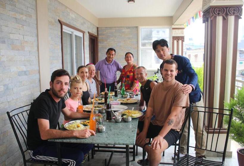 هتل Pokhara Tourist Home