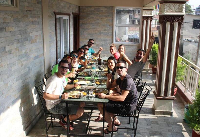 هتل Pokhara Tourist Home