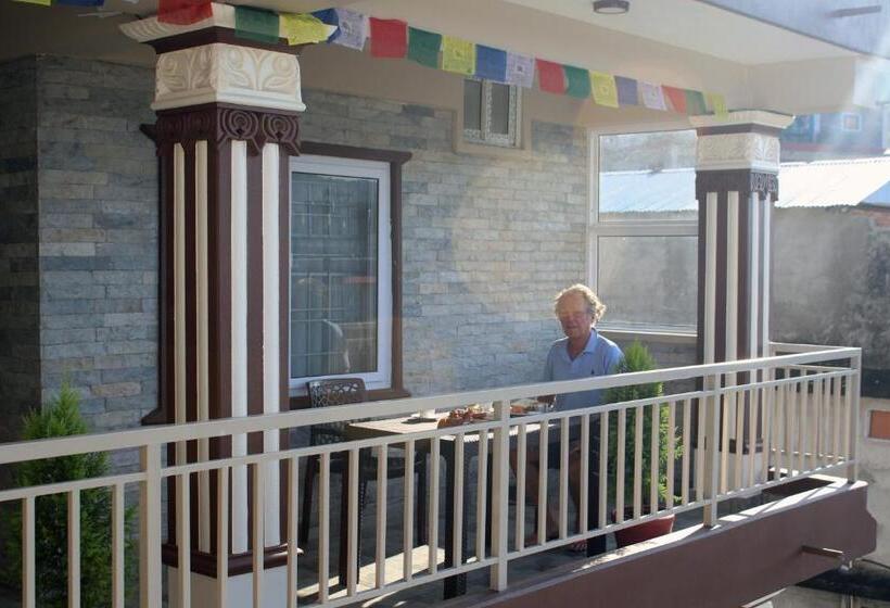 هتل Pokhara Tourist Home