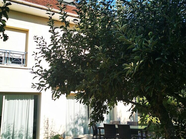 مبيت وإفطار La Raimbaudière