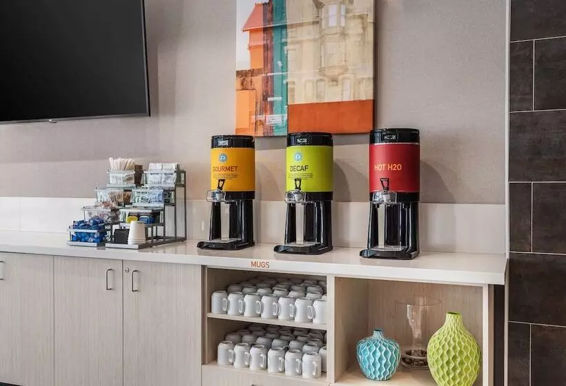 ホテル Home2 Suites By Hilton Cedar Rapids Westdale