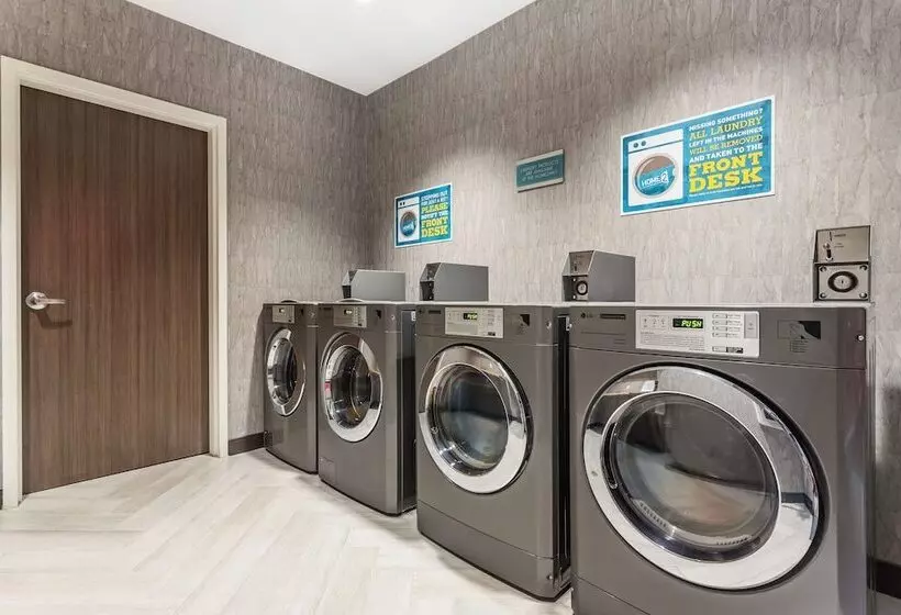 ホテル Home2 Suites By Hilton Cedar Rapids Westdale