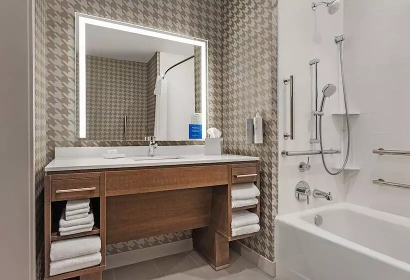 ホテル Home2 Suites By Hilton Cedar Rapids Westdale