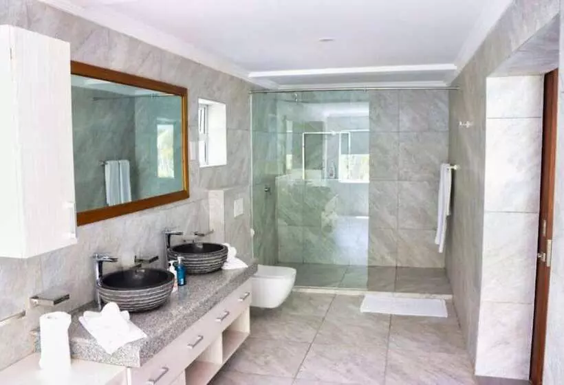 هتل Searenity Beach Villa