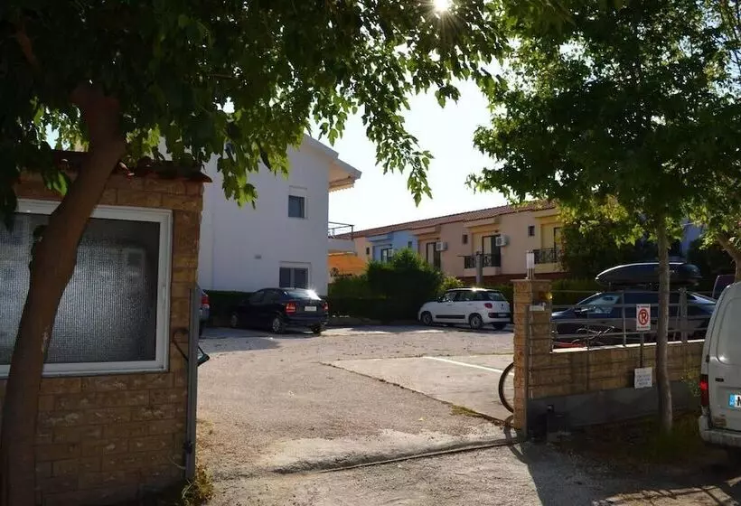 レジデンス Immaculate 3 Bed House In