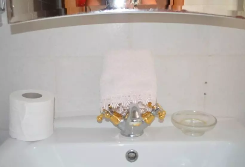 レジデンス Immaculate 3 Bed House In