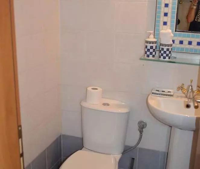レジデンス Immaculate 3 Bed House In