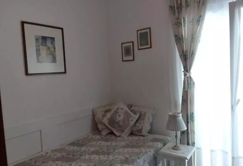 レジデンス Immaculate 3 Bed House In