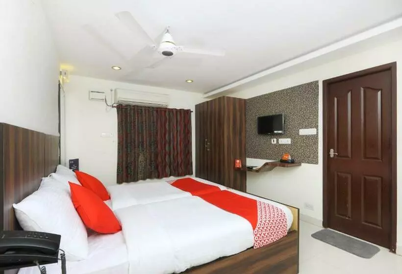 هتل Collection O The Oaks Residency