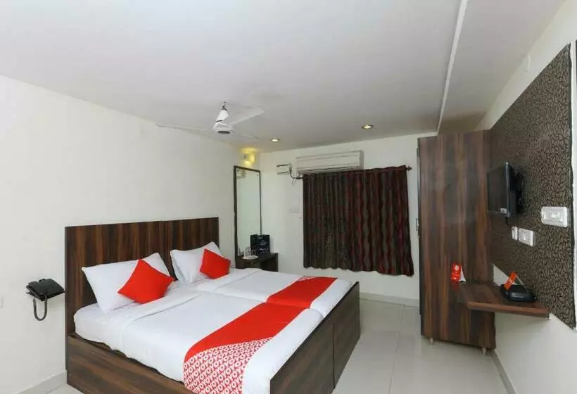 هتل Collection O The Oaks Residency