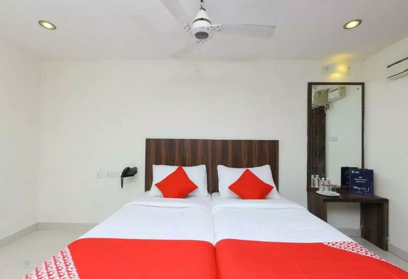 هتل Collection O The Oaks Residency