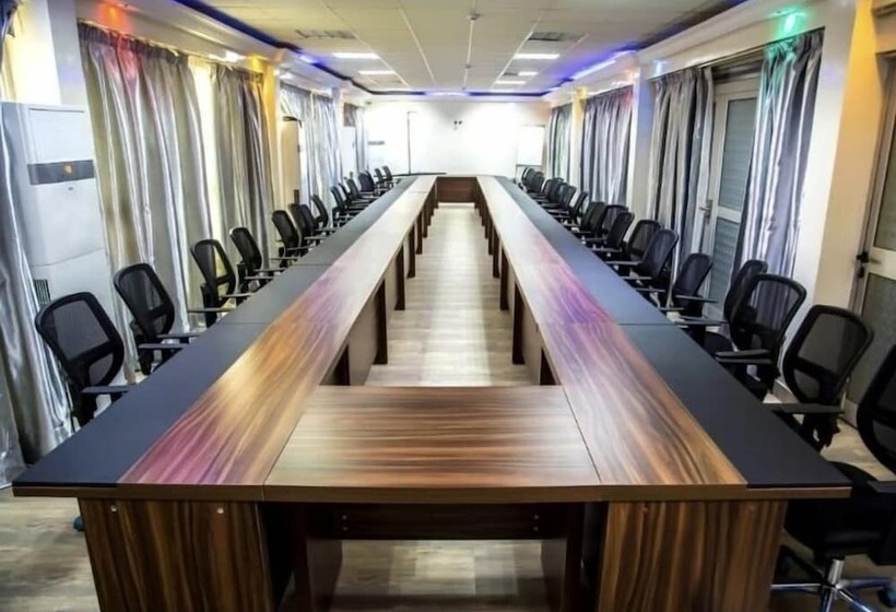 هتل Univers 3 Aeroport Luxe