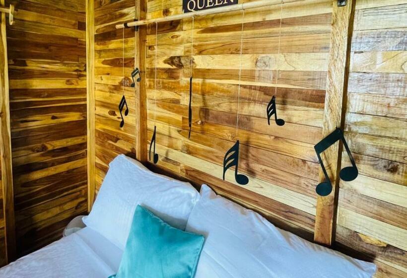 הוסטל Freedom Beach Club