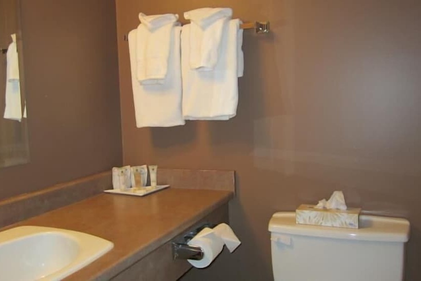 هتل Inn On The Harbour