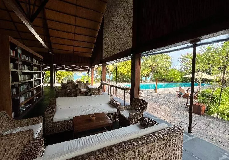 هتل The Barefoot Eco