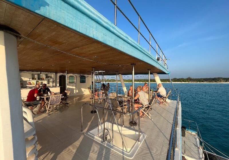 هتل The Barefoot Eco