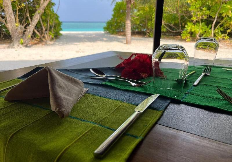 هتل The Barefoot Eco