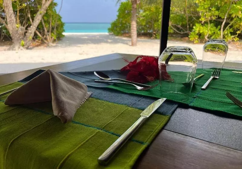 هتل The Barefoot Eco