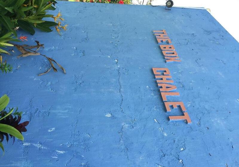 فندق على الطريق The Box Chalet