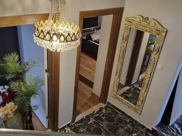 Hotelli 8 Rooms House